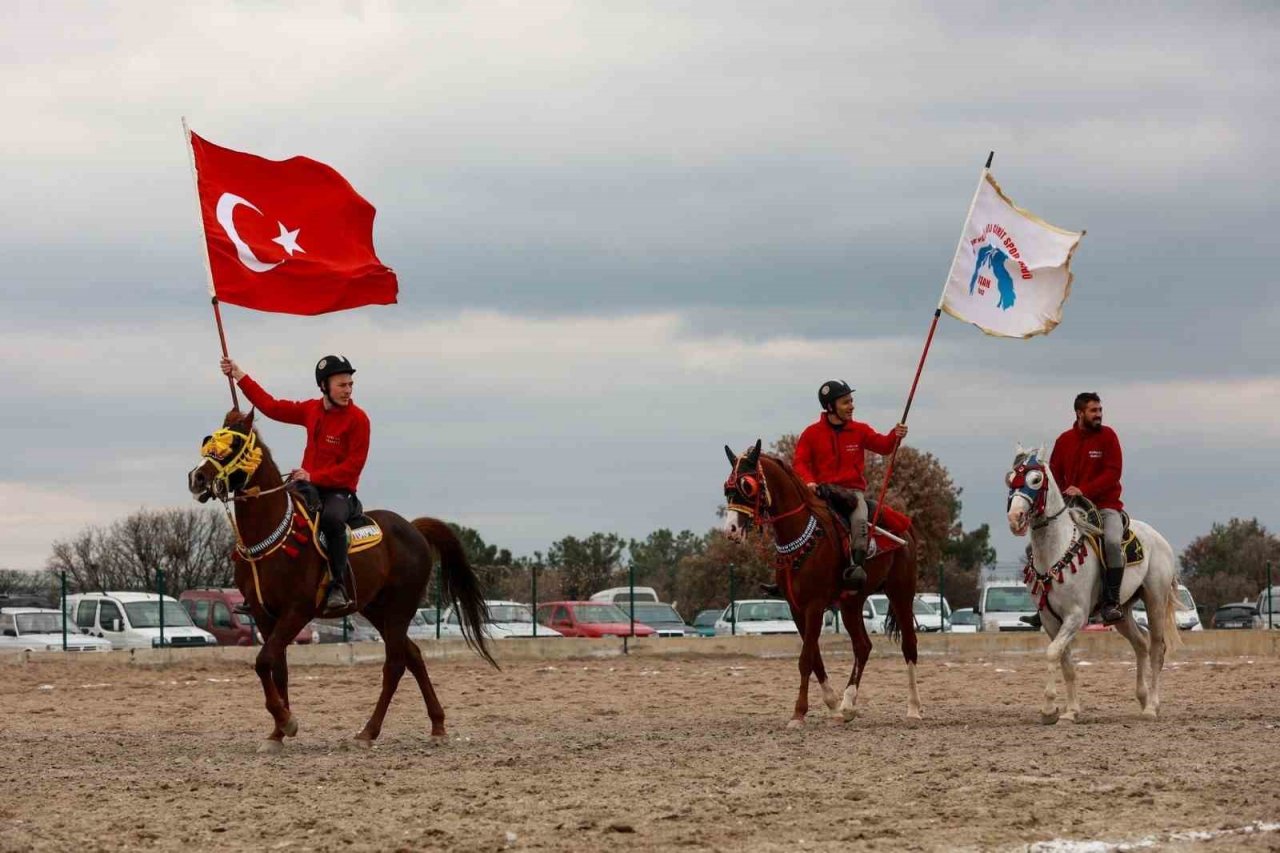 Depremzedeler için cirit gösterisi düzenlendi
