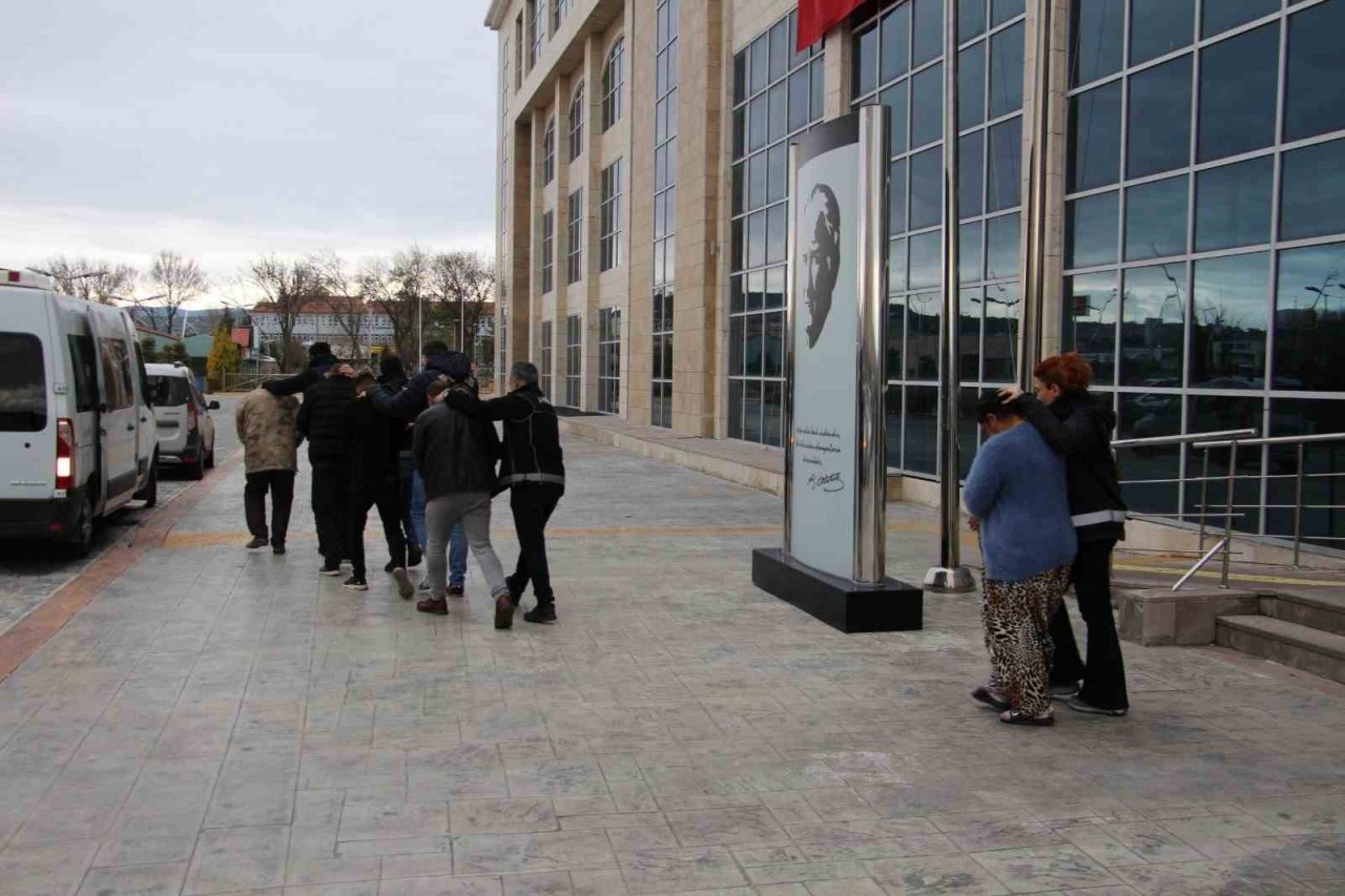 Sentetik hapla yakalanan 5 şüpheli tutuklandı