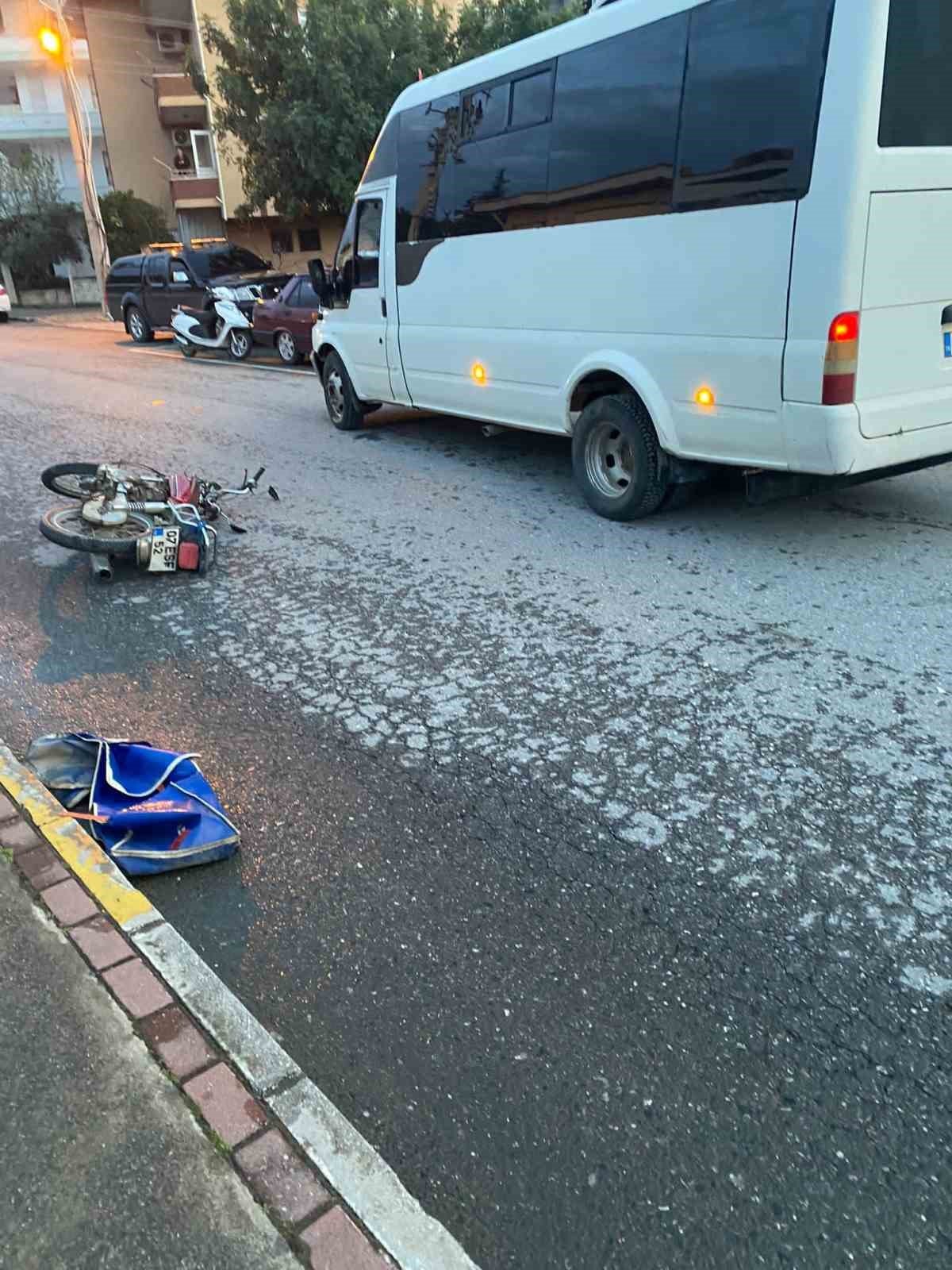 Alkollü motosiklet sürücüsü minibüsün aynasına takıldı