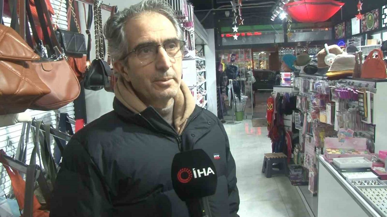 Bijuteri dükkanında ilginç hırsızlık, yüzükleri ağzına koyarak çaldı