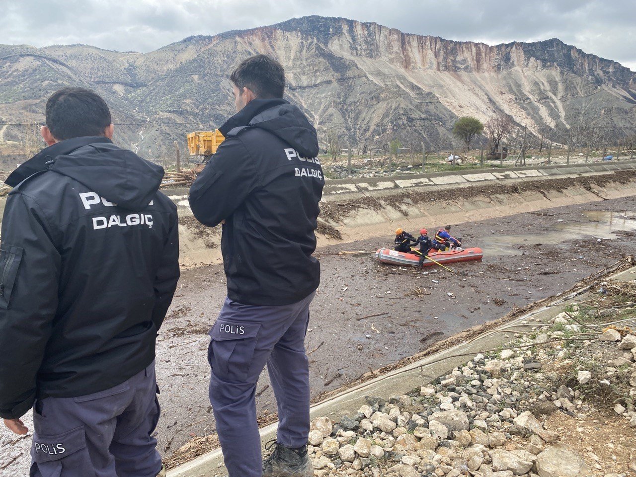 Sel sularına kapılan 1,5 yaşındaki Zeynep aranıyor