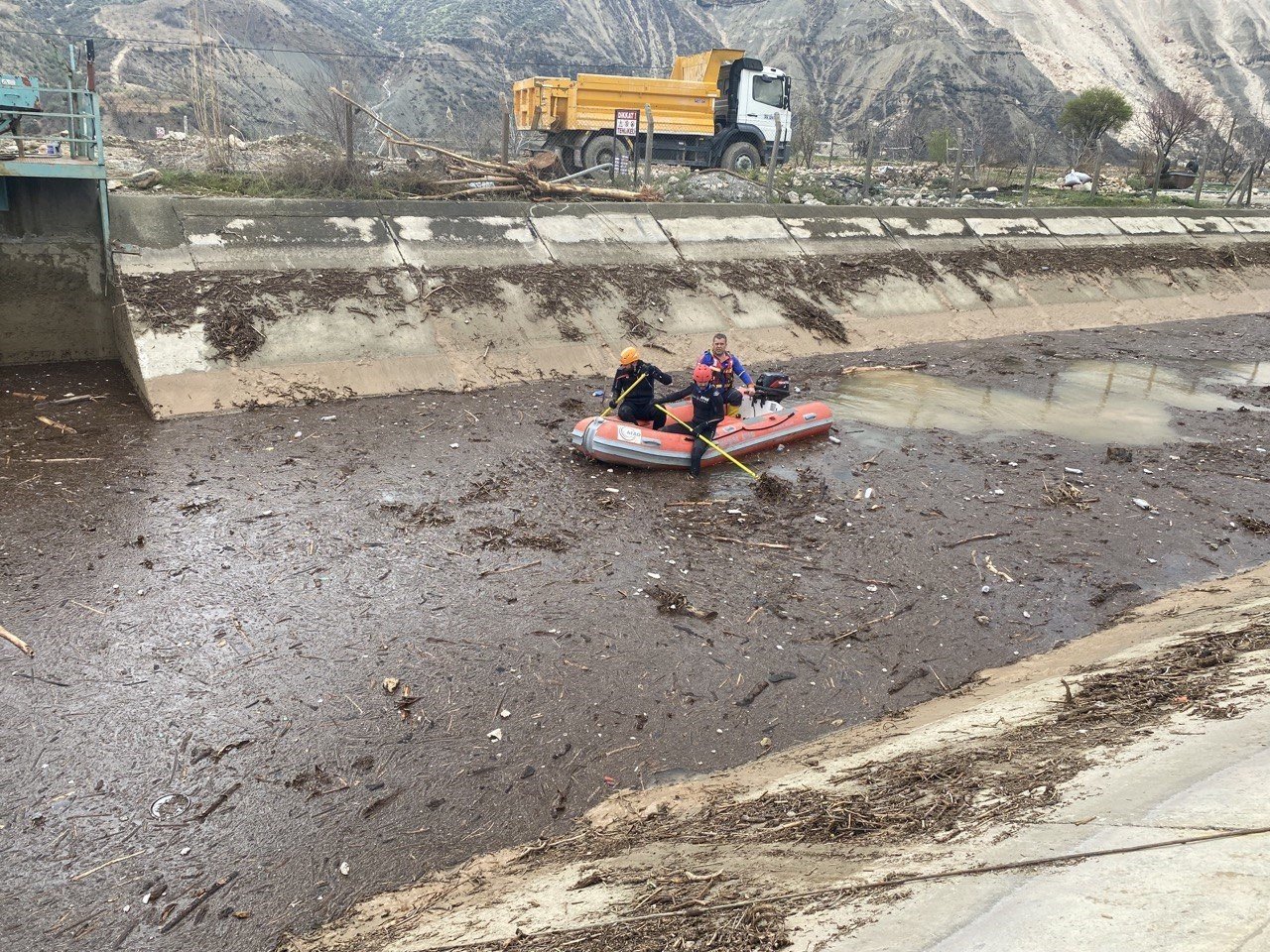 Sel sularına kapılan 1,5 yaşındaki Zeynep aranıyor