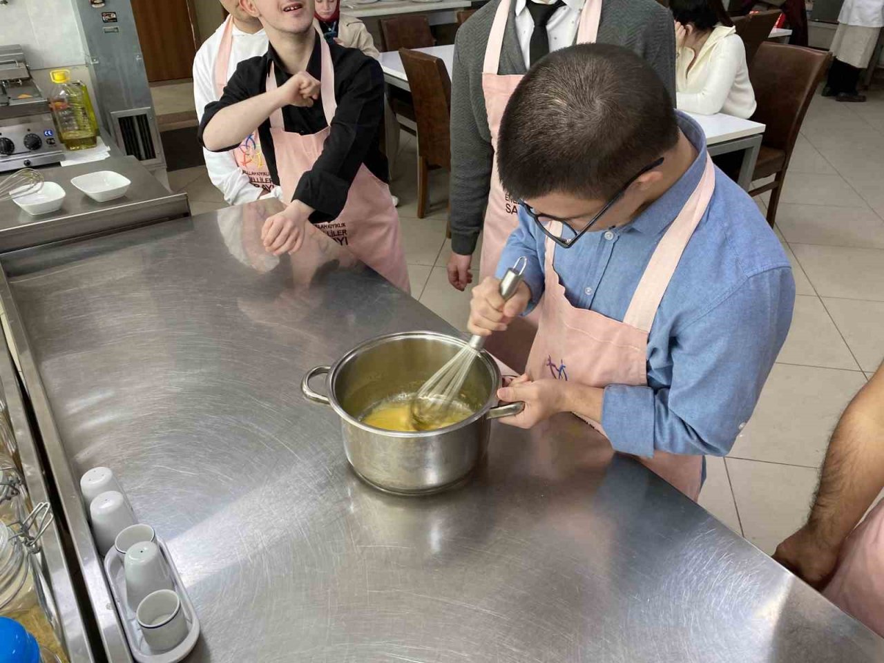 Down Sendromu farkındalık gününde özel çocuklar mutfakta buluştu