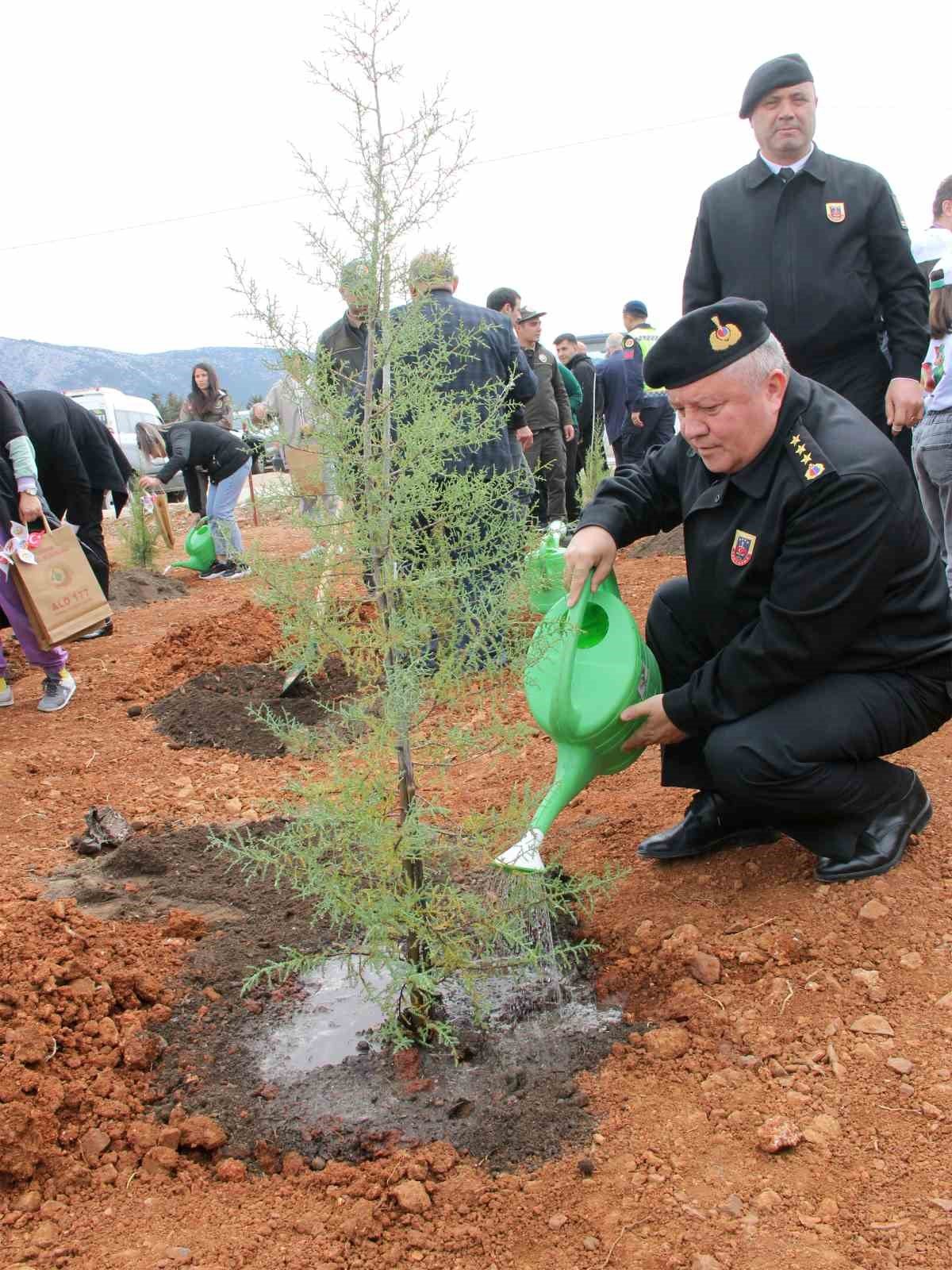 2 bin fidan toprakla buluştu