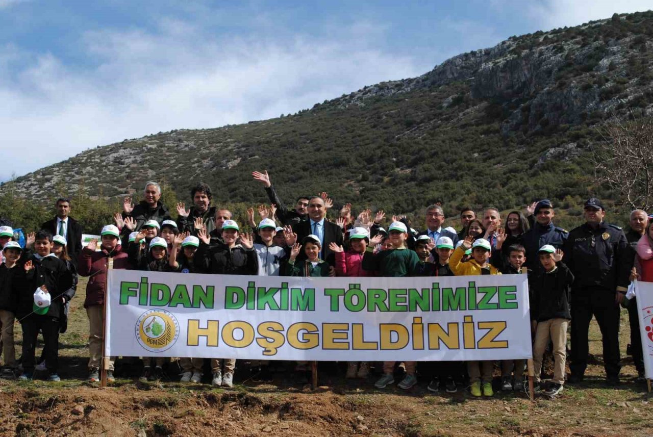 Deprem şehitleri için Eğirdir’de 500 adet ardıç fidanı dikildi