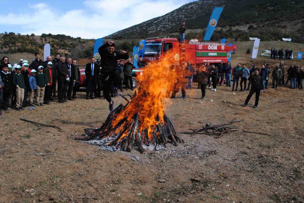 Deprem şehitleri için Eğirdir’de 500 adet ardıç fidanı dikildi