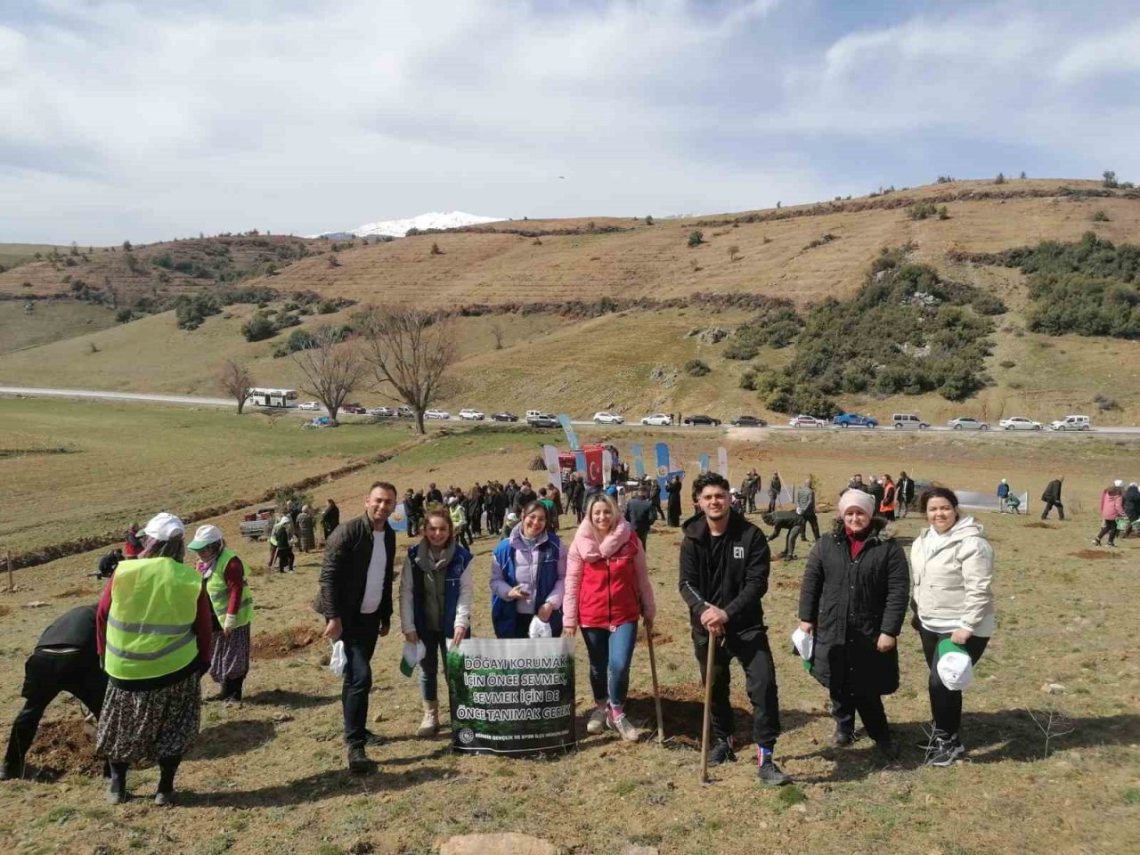 Deprem şehitleri için Eğirdir’de 500 adet ardıç fidanı dikildi