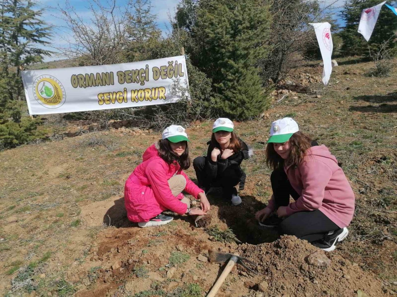 Deprem şehitleri için Eğirdir’de 500 adet ardıç fidanı dikildi