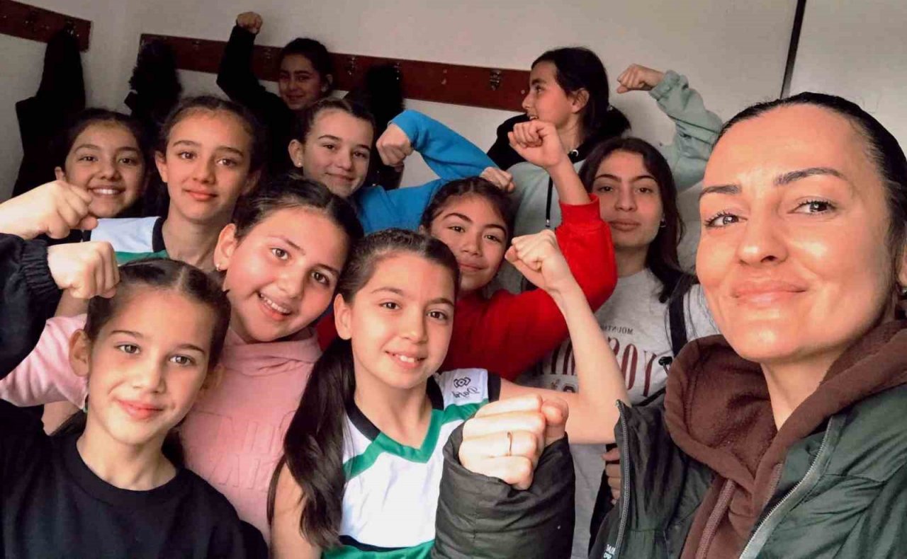 Altınovalı Minik voleybolcular, namağlup şampiyon