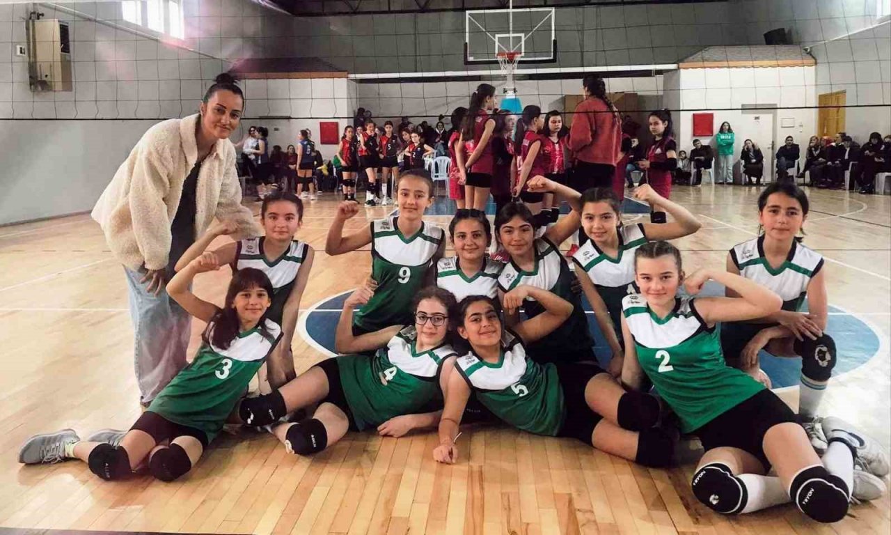 Altınovalı Minik voleybolcular, namağlup şampiyon