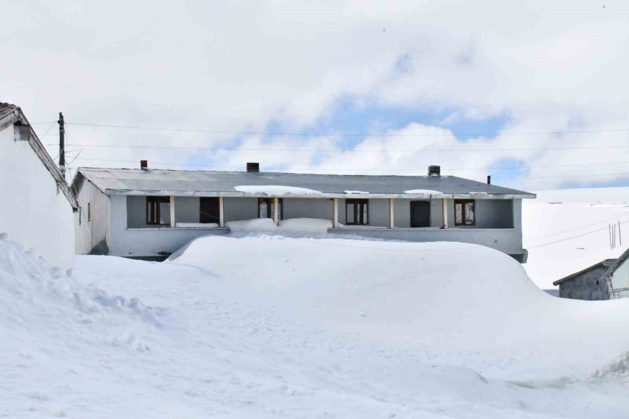 Bülbülan Yaylası kardan kayboldu