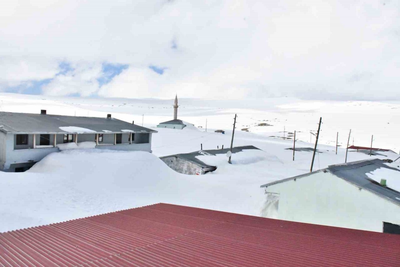 Bülbülan Yaylası kardan kayboldu