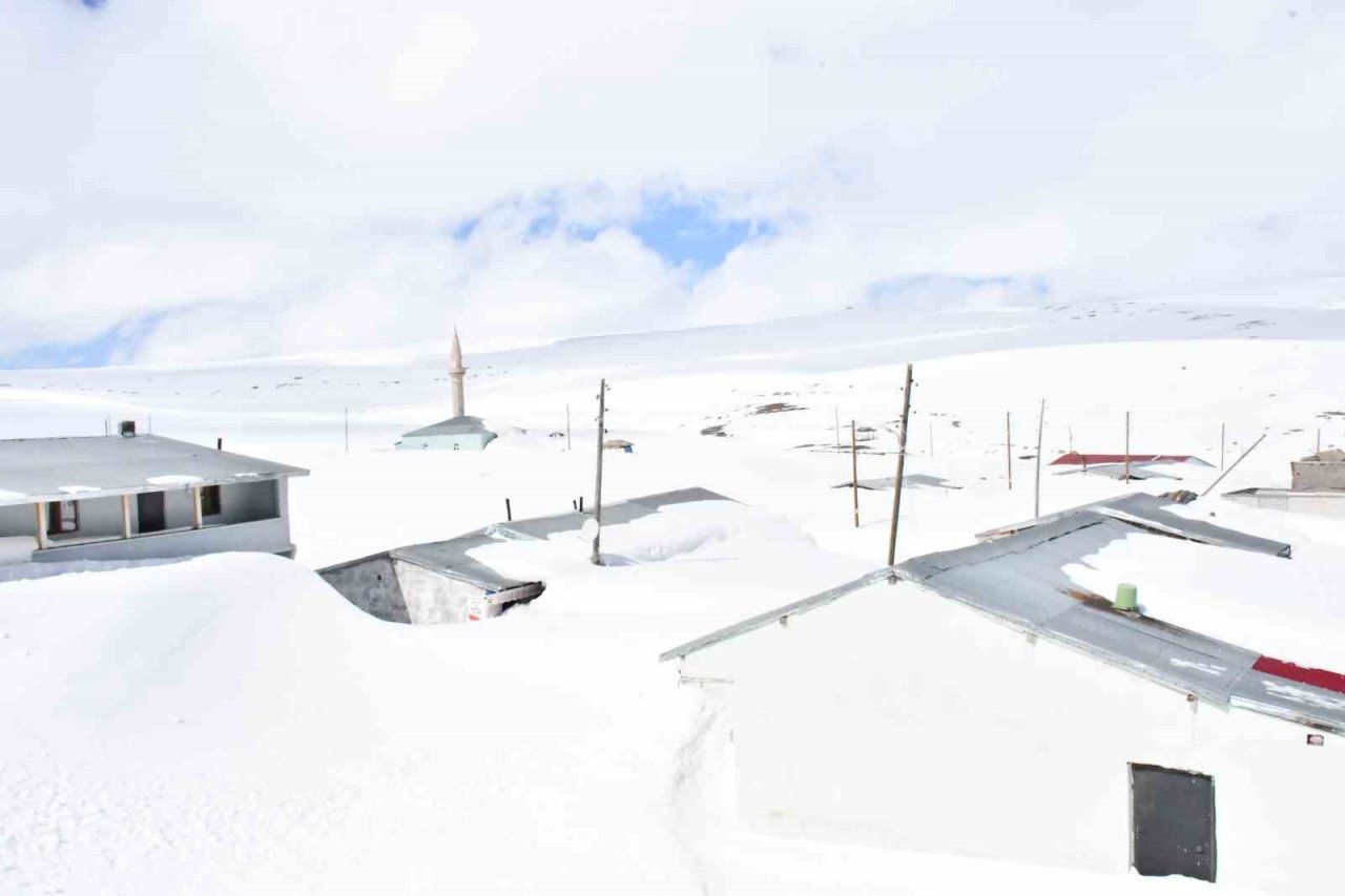 Bülbülan Yaylası kardan kayboldu