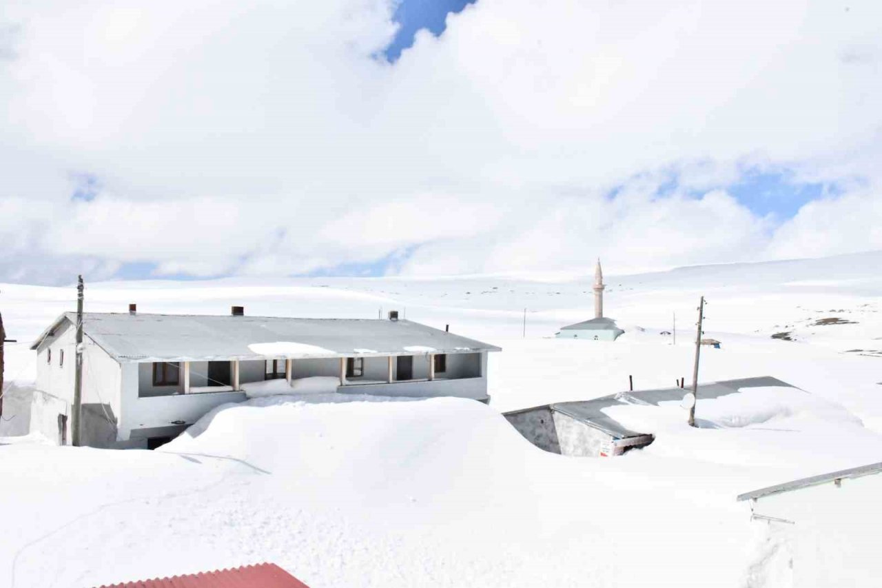 Bülbülan Yaylası kardan kayboldu