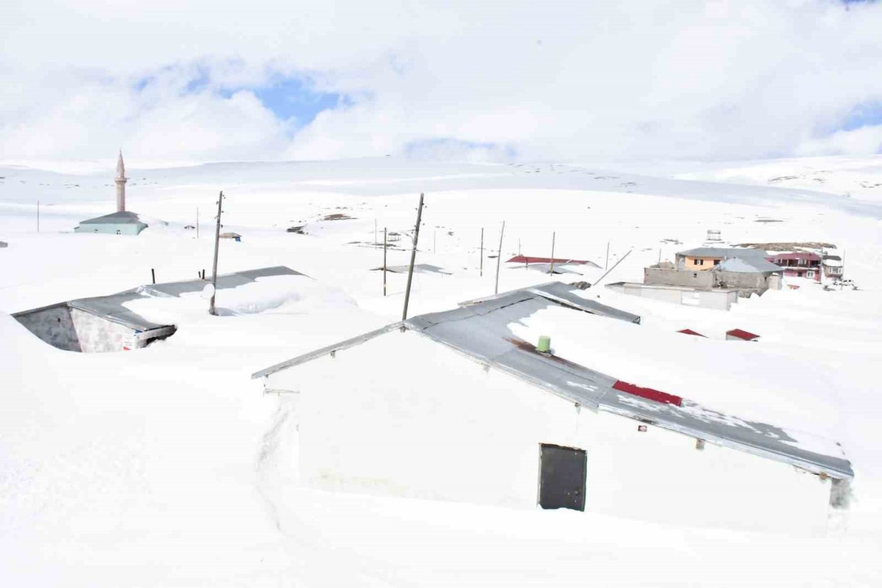 Bülbülan Yaylası kardan kayboldu