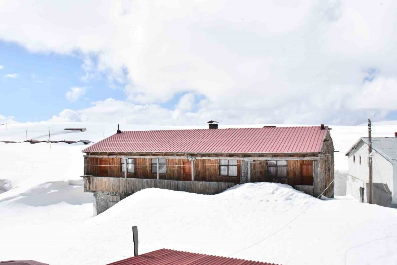 Bülbülan Yaylası kardan kayboldu