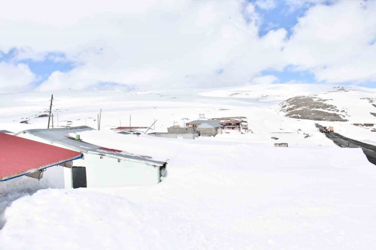 Bülbülan Yaylası kardan kayboldu