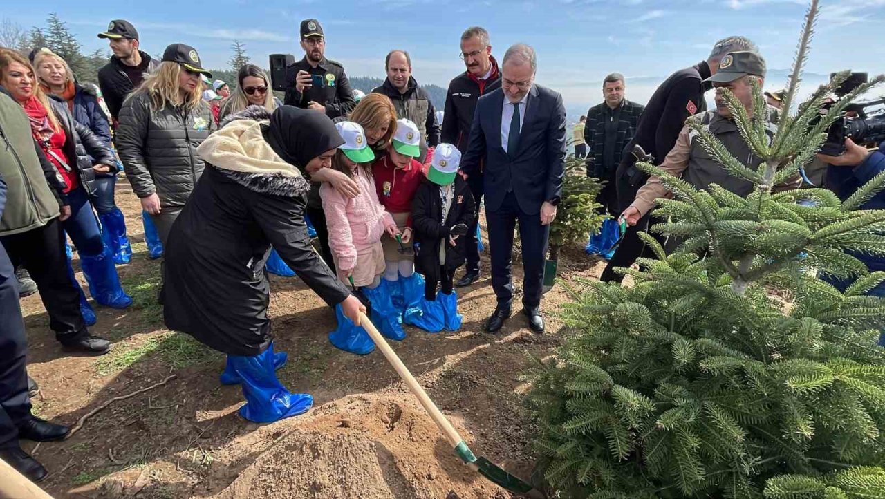 Deprem şehitleri anısına 3 bin 900 fidan toprakla buluştu
