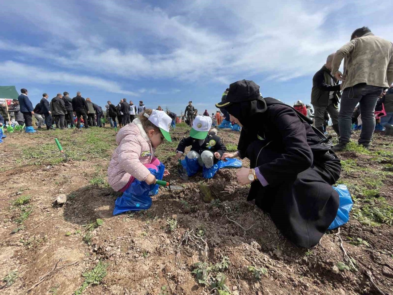 Deprem şehitleri anısına 3 bin 900 fidan toprakla buluştu