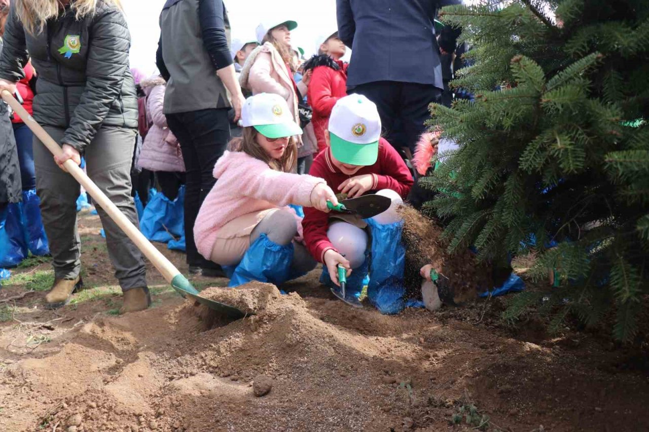 Deprem şehitleri anısına 3 bin 900 fidan toprakla buluştu