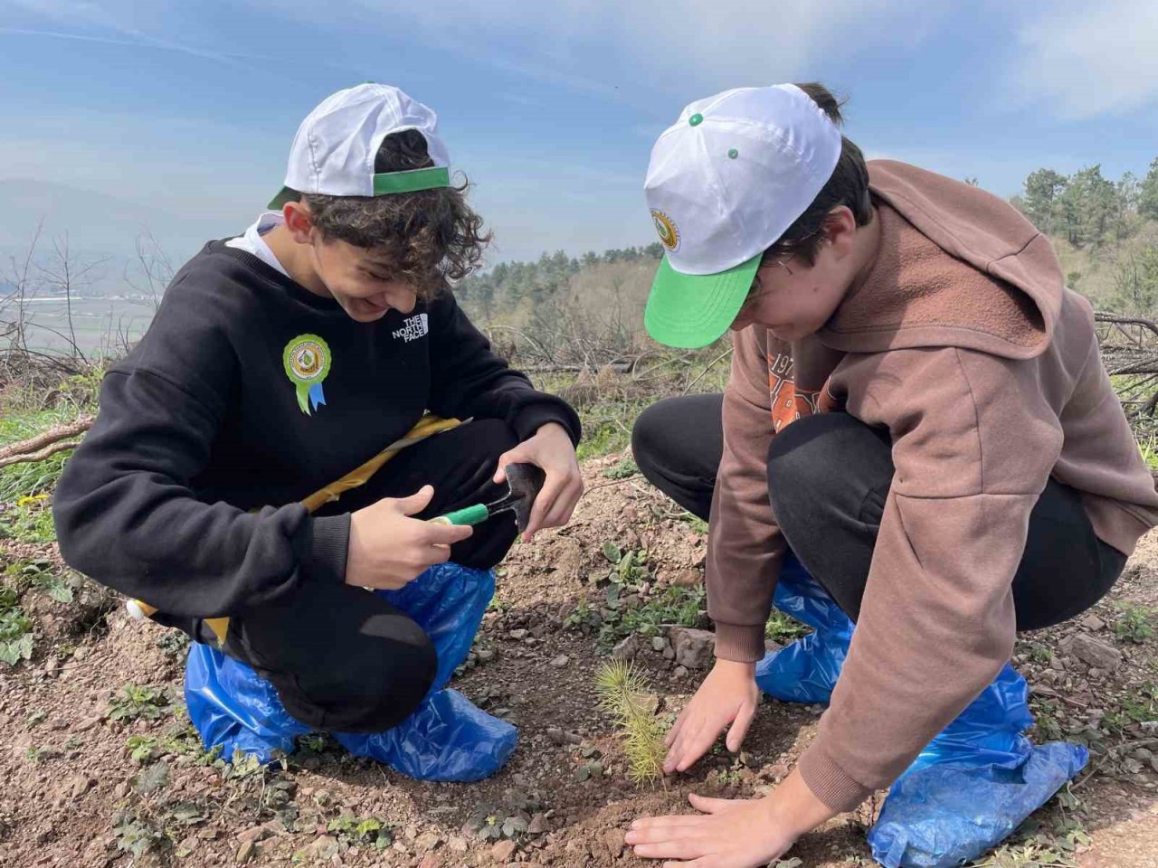 Deprem şehitleri anısına 3 bin 900 fidan toprakla buluştu