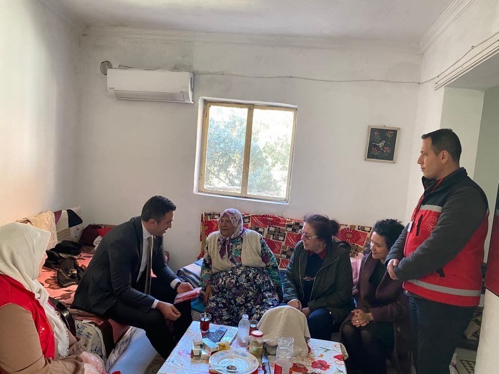 Asırlık çınarları yalnız bırakmayan Müdür Turan, yaşlılara Türk bayrağı hediye etti