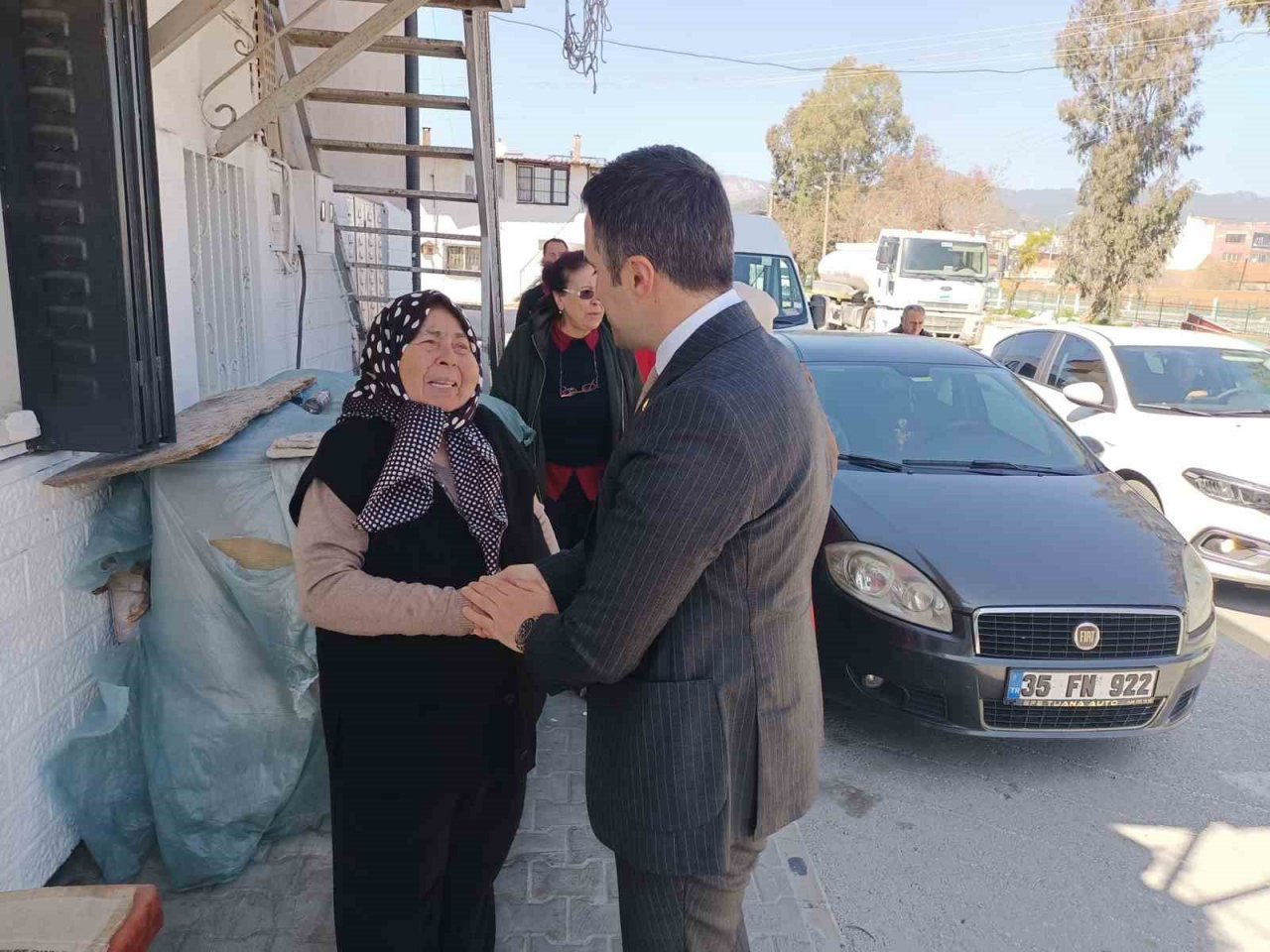 Asırlık çınarları yalnız bırakmayan Müdür Turan, yaşlılara Türk bayrağı hediye etti