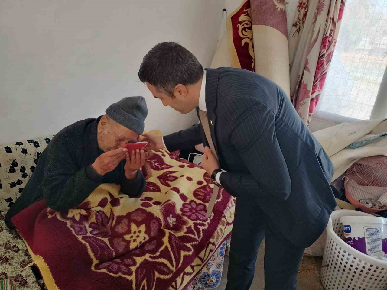 Asırlık çınarları yalnız bırakmayan Müdür Turan, yaşlılara Türk bayrağı hediye etti