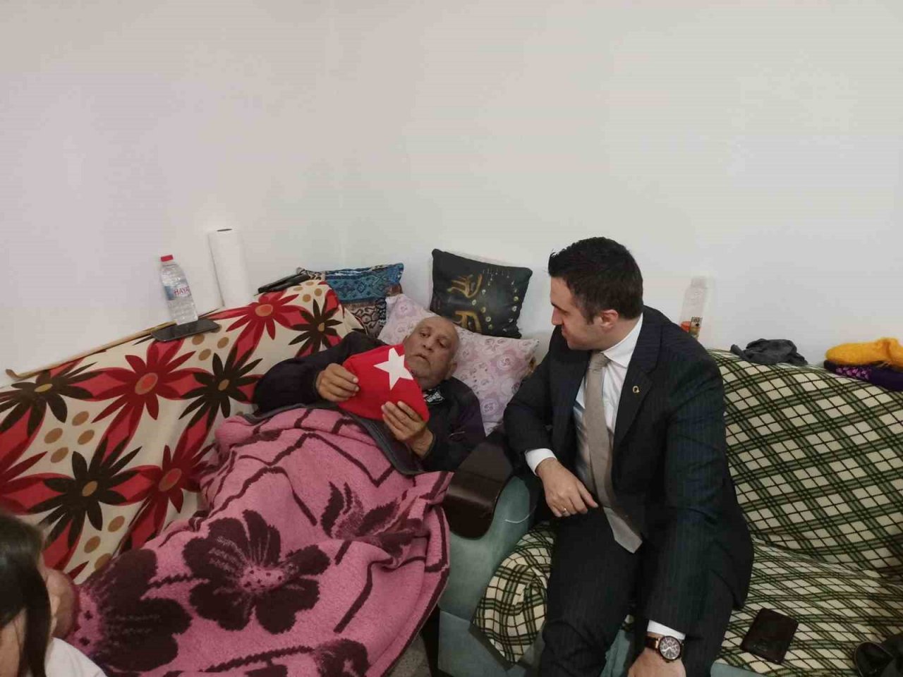 Asırlık çınarları yalnız bırakmayan Müdür Turan, yaşlılara Türk bayrağı hediye etti