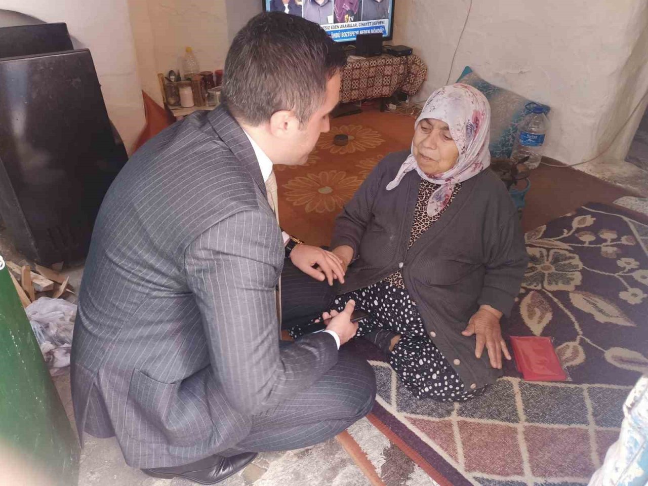 Asırlık çınarları yalnız bırakmayan Müdür Turan, yaşlılara Türk bayrağı hediye etti