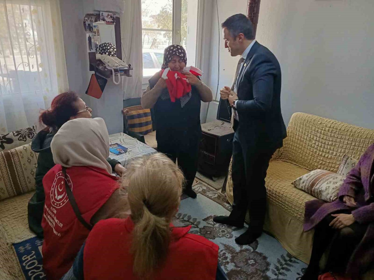 Asırlık çınarları yalnız bırakmayan Müdür Turan, yaşlılara Türk bayrağı hediye etti