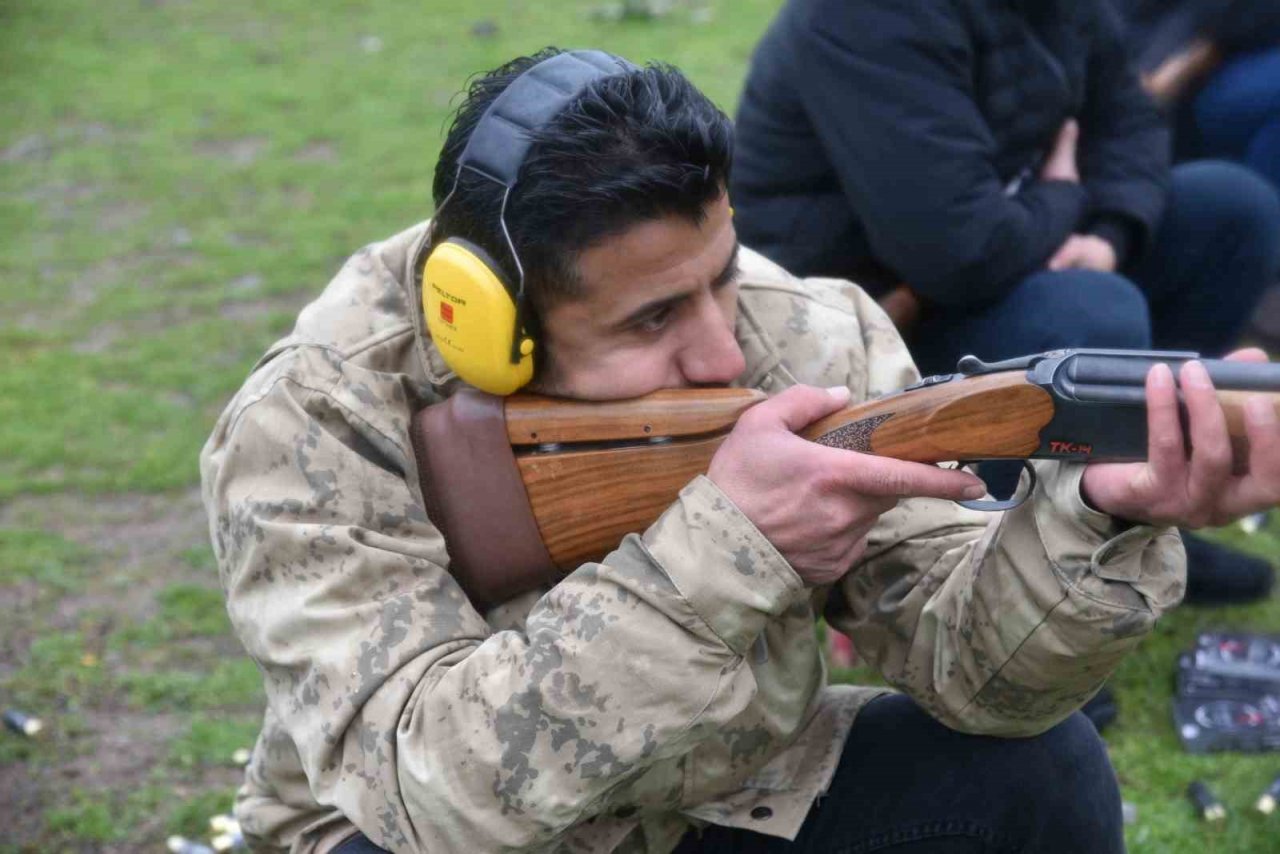 Balıkesir’de depremzedeler yararına atış yarışması gerçekleşti