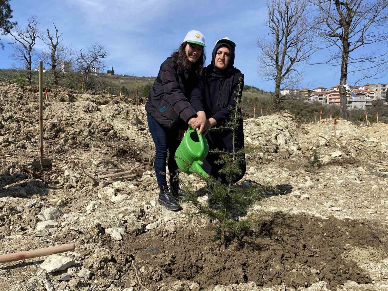 Bartın’da fidanlar, deprem şehitleri için toprakla buluşturuldu