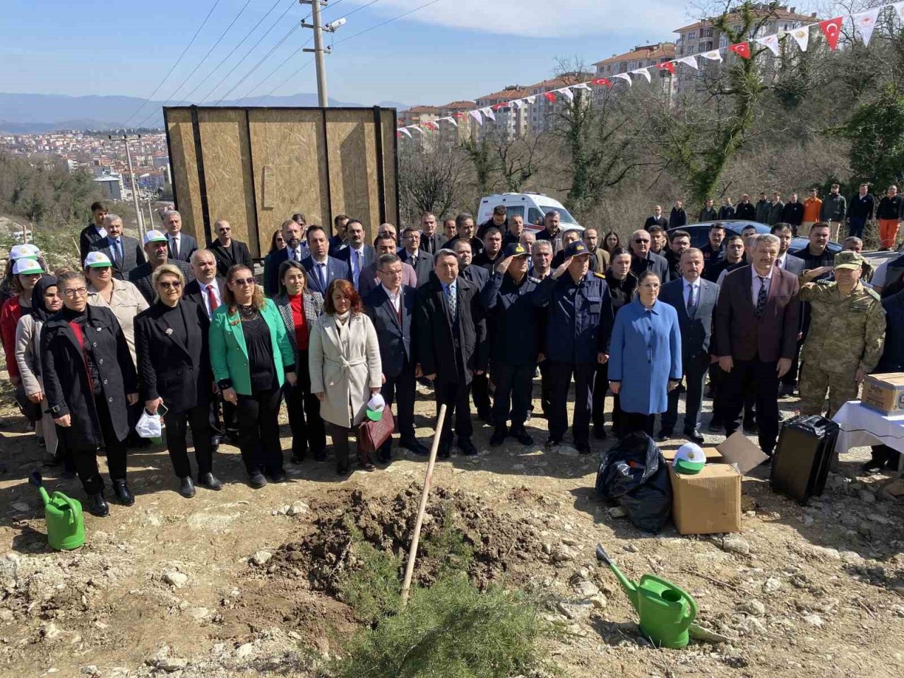 Bartın’da fidanlar, deprem şehitleri için toprakla buluşturuldu