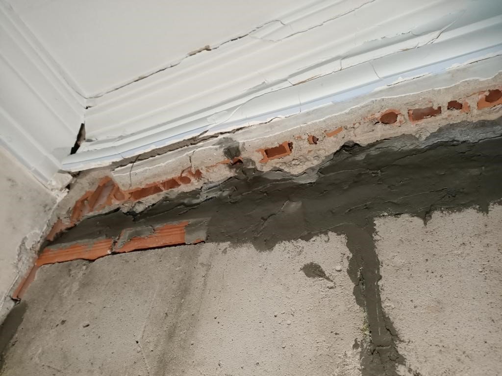 Beylikdüzü’nde yıkım sırasında yan binanın duvarı yıkıldı