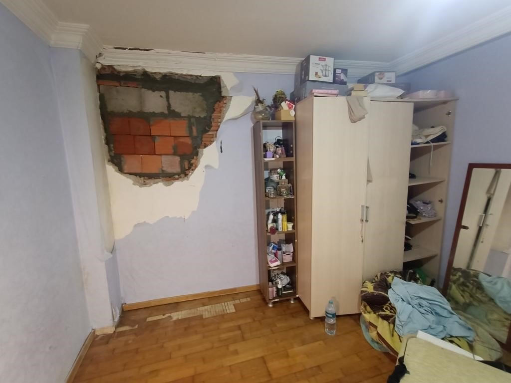 Beylikdüzü’nde yıkım sırasında yan binanın duvarı yıkıldı