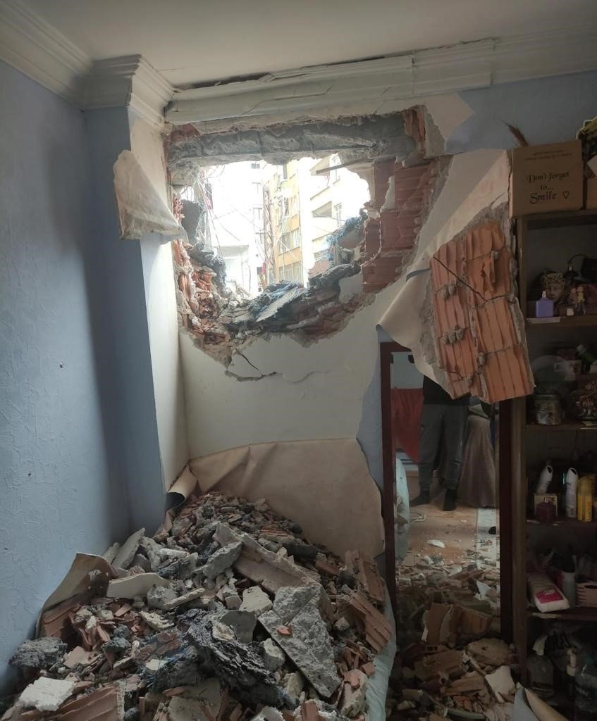 Beylikdüzü’nde yıkım sırasında yan binanın duvarı yıkıldı