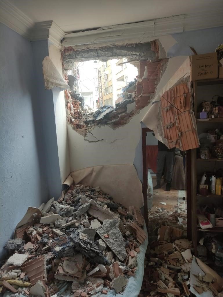 Beylikdüzü’nde yıkım sırasında yan binanın duvarı yıkıldı