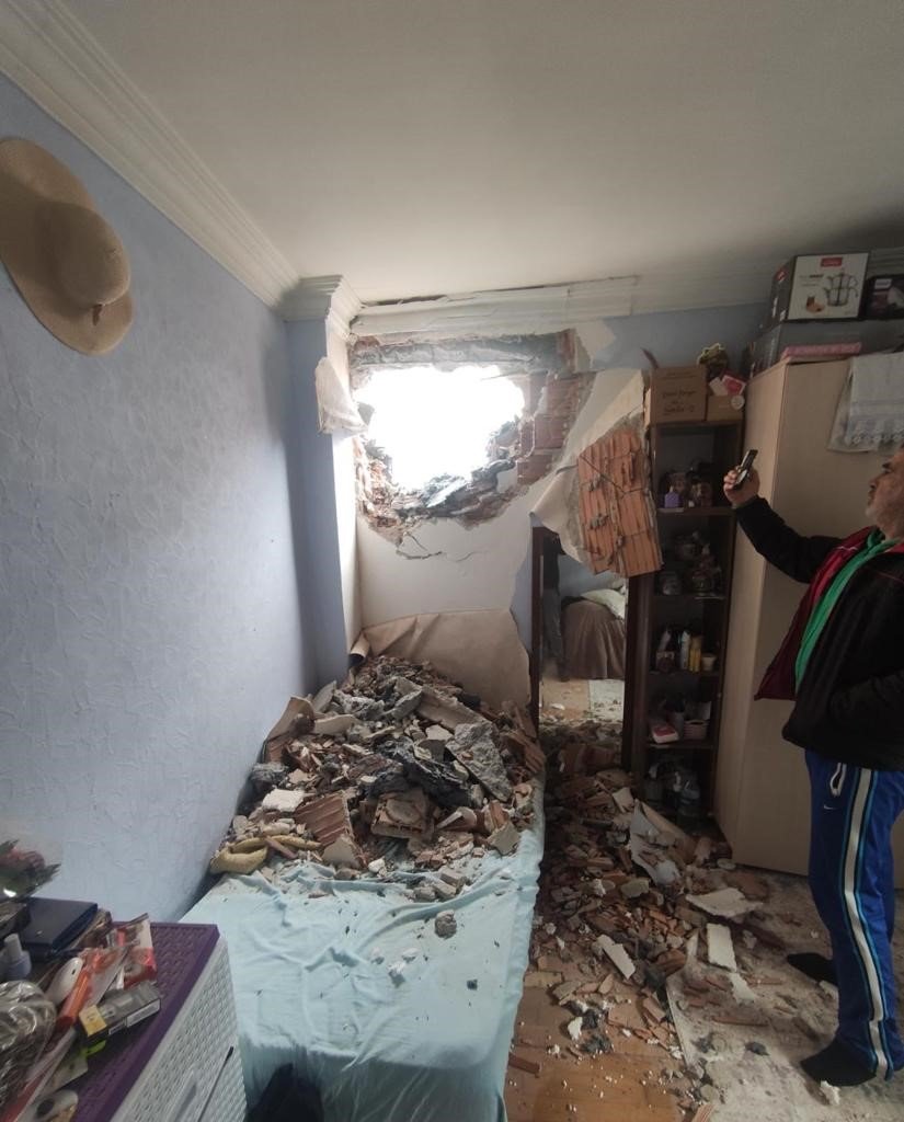 Beylikdüzü’nde yıkım sırasında yan binanın duvarı yıkıldı