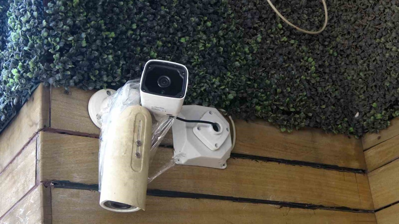 İstanbul’da bir garip olay: Önce masadaki yemeği yedi ardından kamerayı kırdı