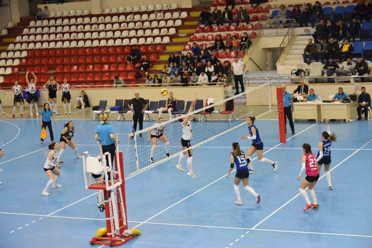 “Bizim Kızlar” yarı final müsabakalarının son maçında Sultan Spor’a set vermedi