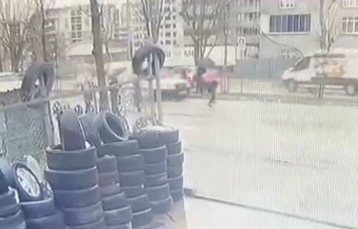 Okula giderken aracın çarptığı çocuk metrelerce böyle savruldu