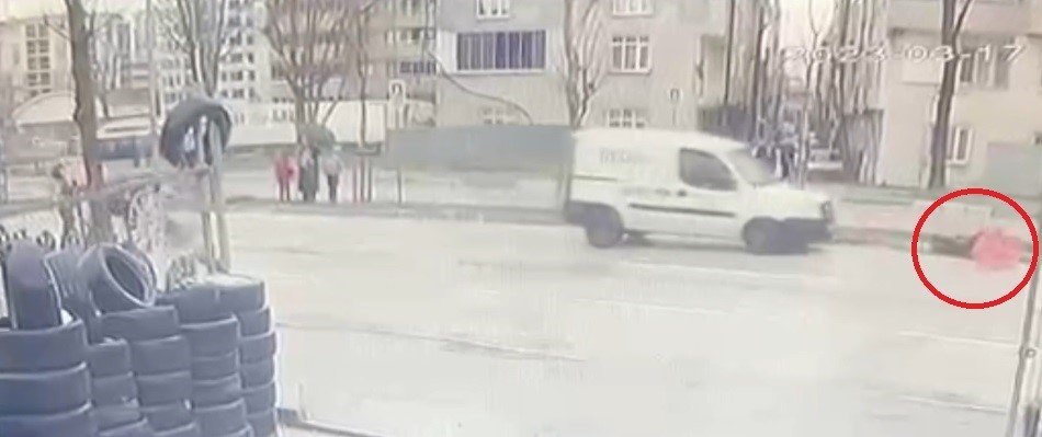 Okula giderken aracın çarptığı çocuk metrelerce böyle savruldu