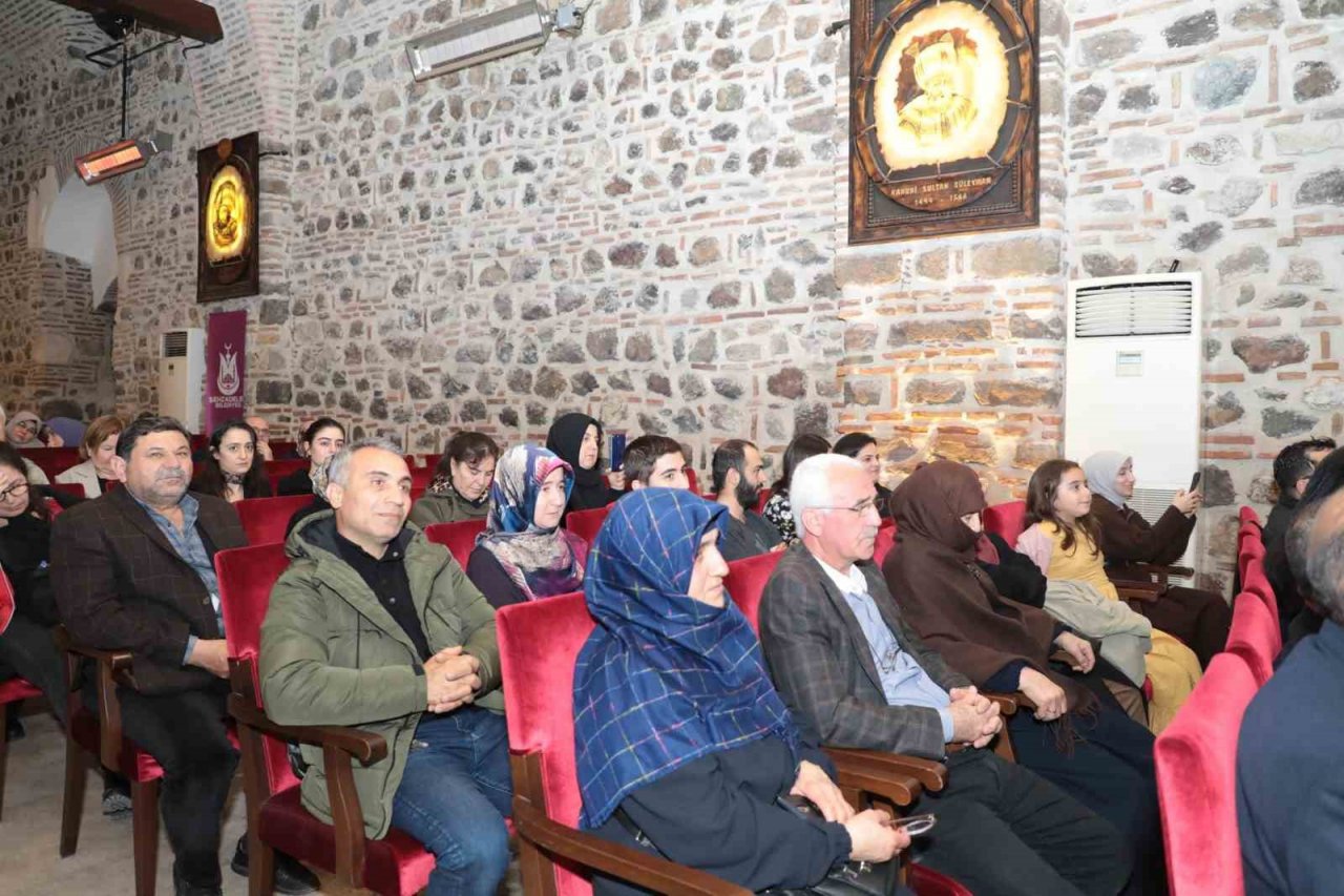 Şehzadeler Belediyesi Korosu, şehitler için sahne aldı