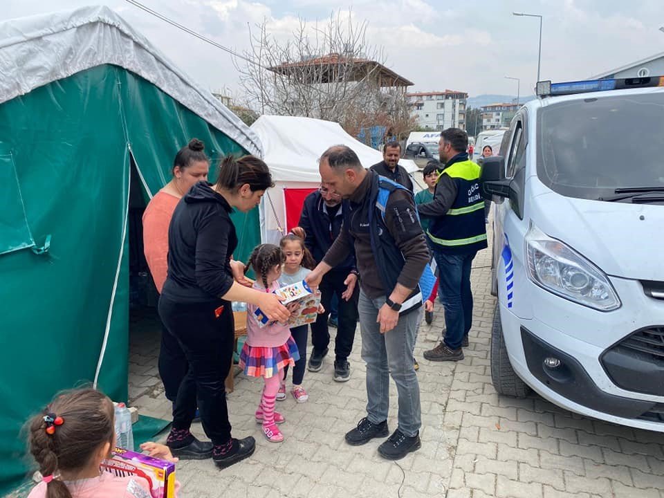 Gölcük Belediyesi Hatay’da yaraları sarmaya devam ediyor