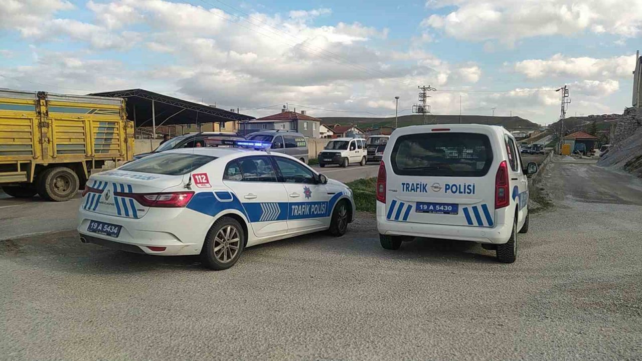 Hafif ticari araç ile otomobil çarpıştı: 5 yaralı