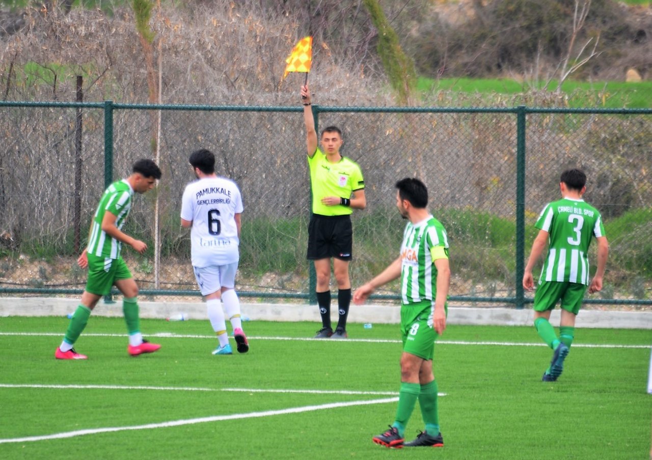 Hakem çift sarı kart gösterdiği futbolcuyu sahada unuttu