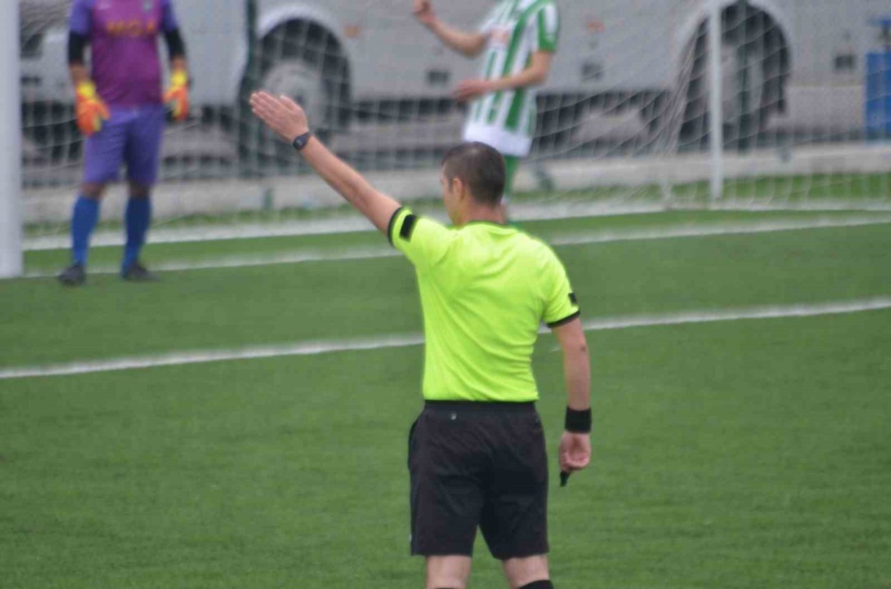 Hakem çift sarı kart gösterdiği futbolcuyu sahada unuttu