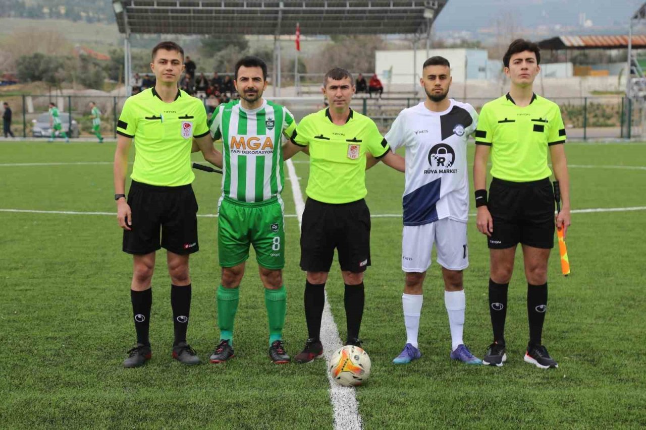 Hakem çift sarı kart gösterdiği futbolcuyu sahada unuttu