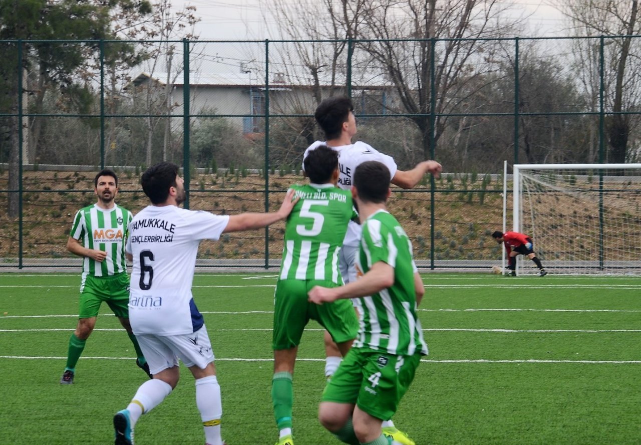 Hakem çift sarı kart gösterdiği futbolcuyu sahada unuttu